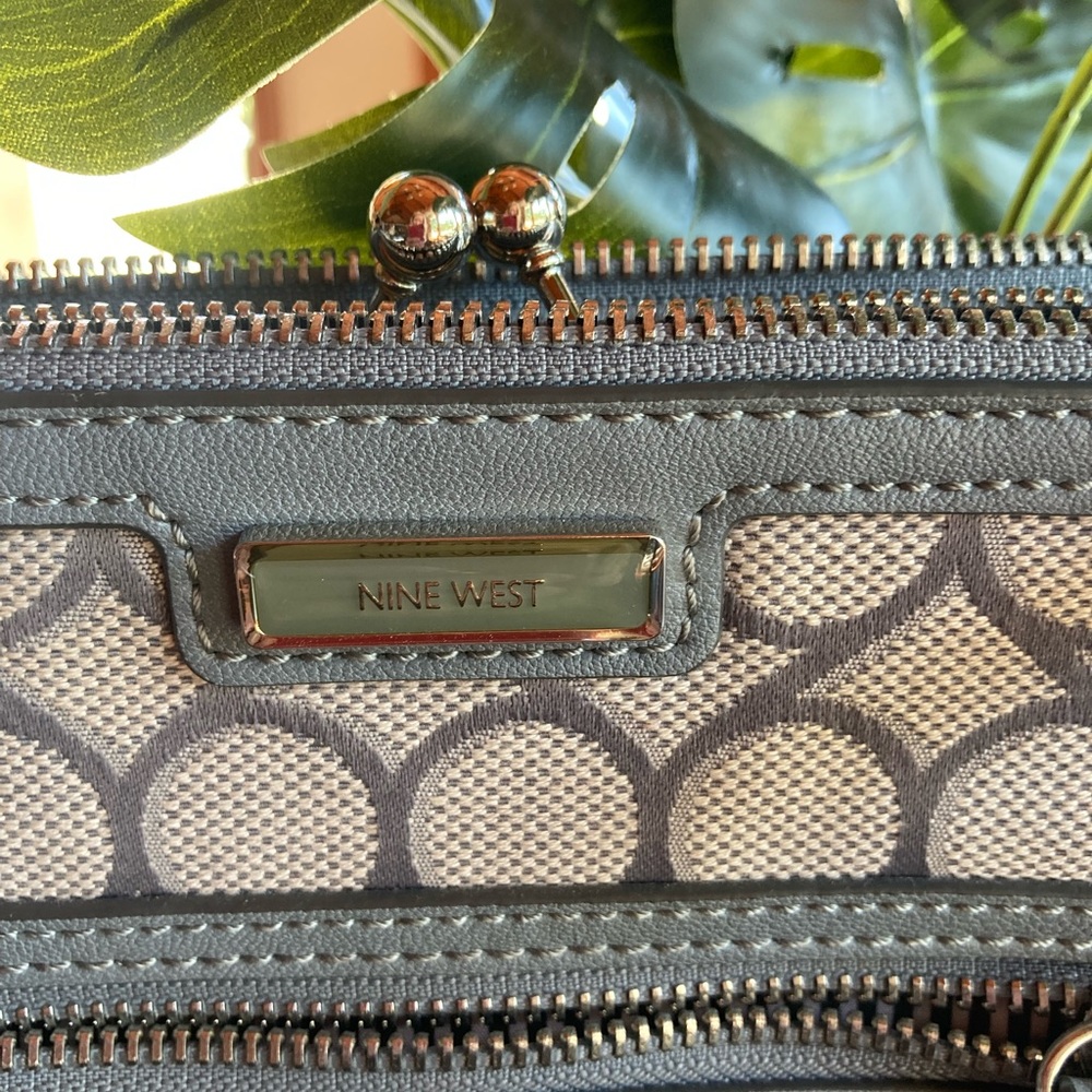 Nine West purse. EUC. Shoulder strap or cross-body - Picture 3 of 6